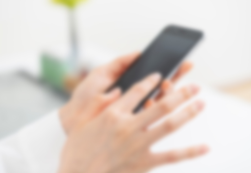スマホを触るイメージ