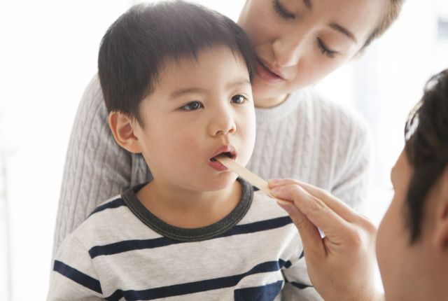 診察を受ける男の子