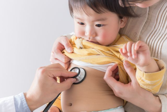 医師の診察を受ける男の子