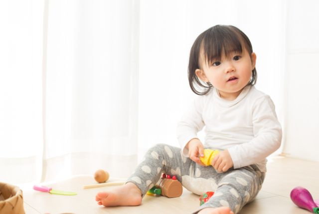 おもちゃで遊ぶ男の子