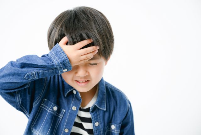 頭痛を発症している男の子