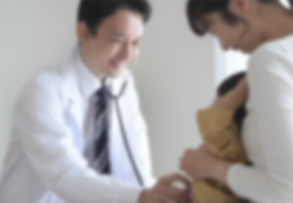 子どもの診察を行う医師のイメージ