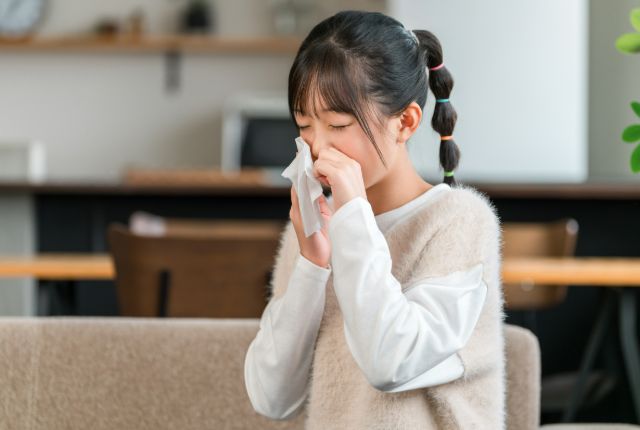 ティッシュで鼻をかむ女の子