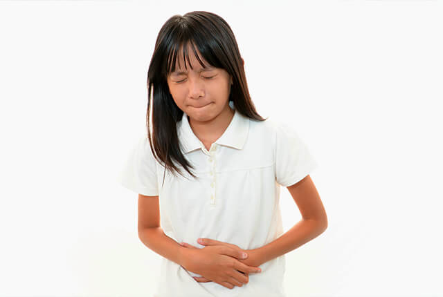腹痛を発症している女の子