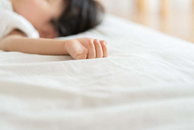 倒れている男の子