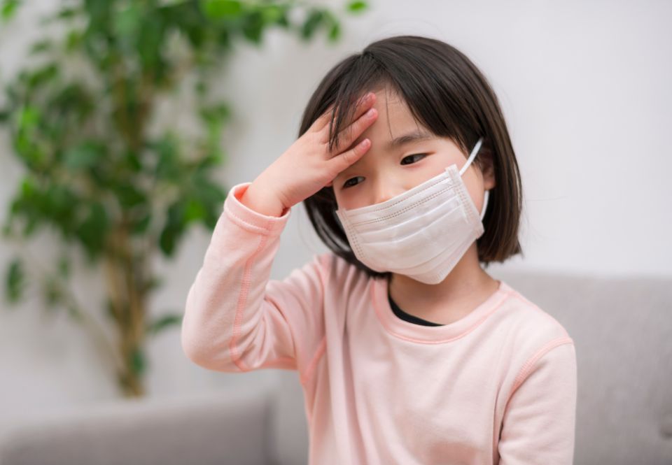 頭を抑える子供