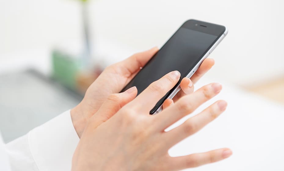 スマホを触るイメージ